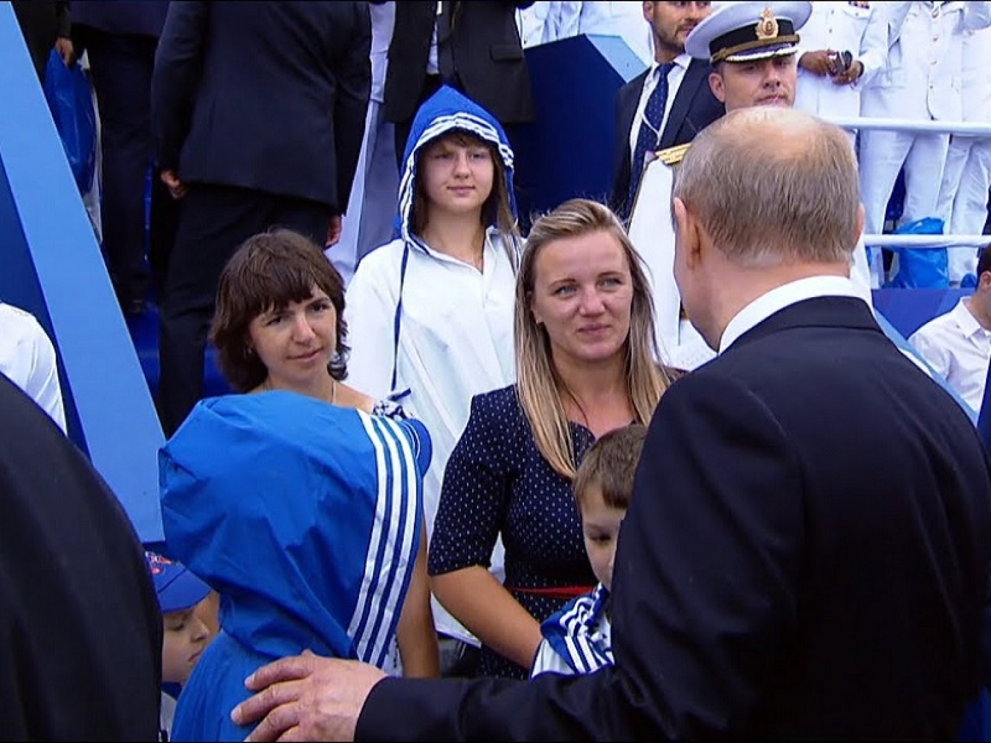 Путин после парада в честь Дня ВМФ пообщался с семьями, пострадавшими от наводнения в Тулуне